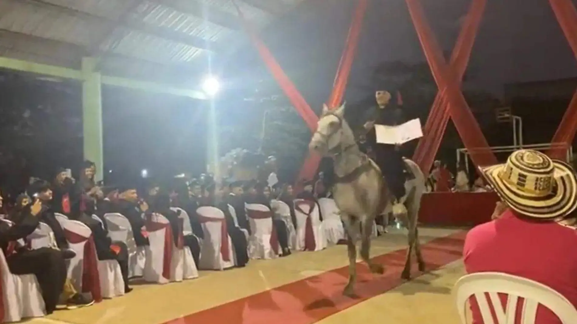 Joven acude a su graduación montando a caballo y se hace viral